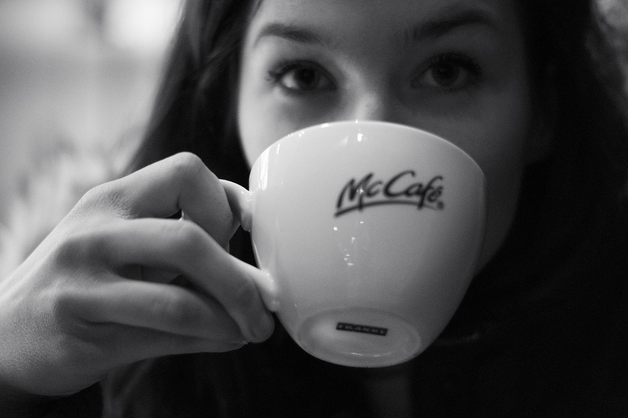découvrez combien un adolescent de 16 ans peut gagner en travaillant chez mcdonald's, avec des informations sur les salaires et les avantages proposés.