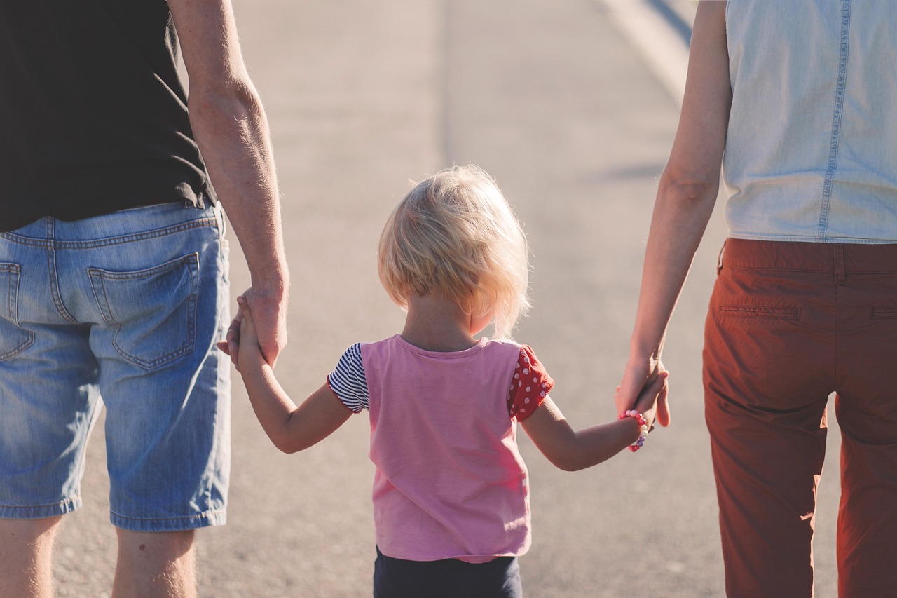 découvrez tout ce que vous devez savoir sur la pension alimentaire pour enfants : calcul, démarches, droits et obligations, pour un soutien financier adapté à la situation familiale.