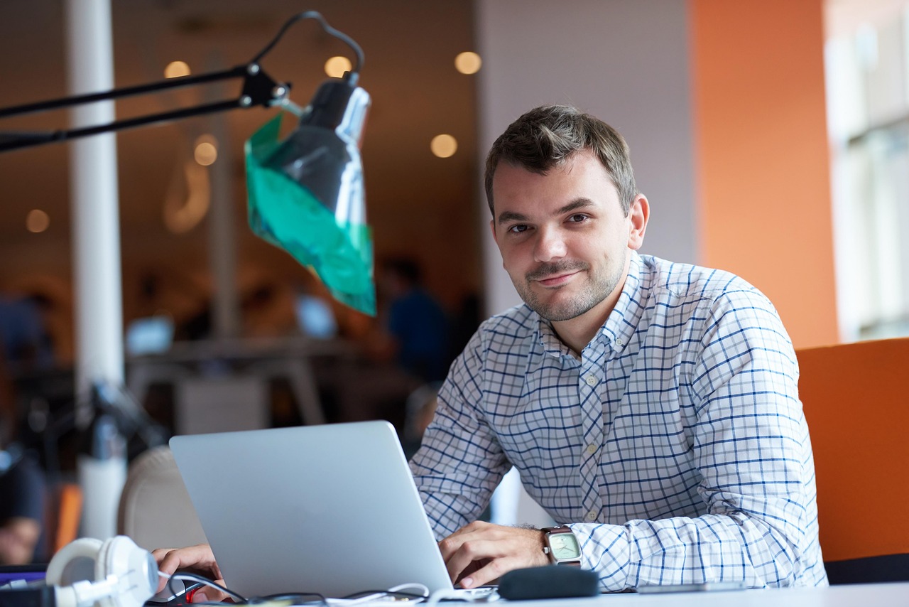 Découverte des 20 entrepreneurs français influents sur les réseaux sociaux en 2025