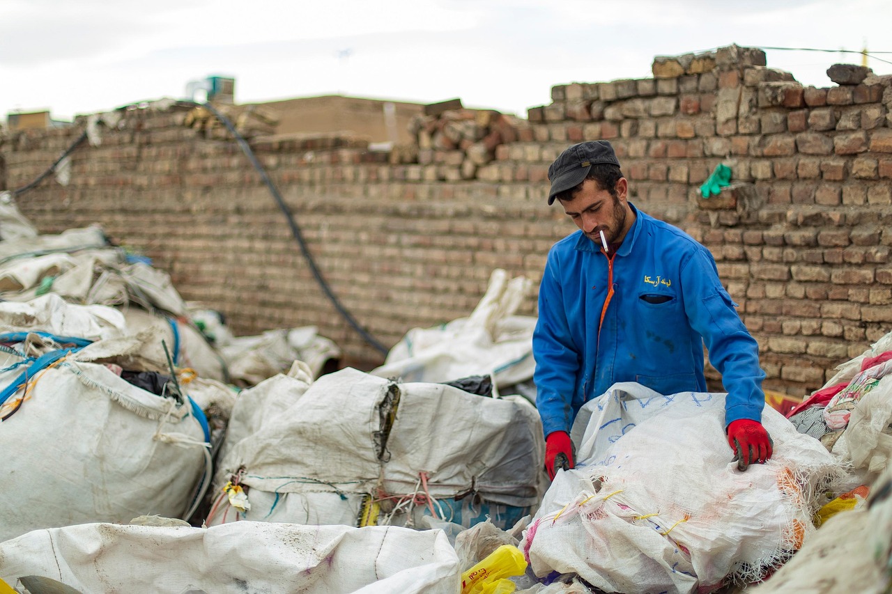 découvrez les meilleures pratiques de la gestion des déchets : solutions efficaces, techniques innovantes et conseils pour réduire, recycler et valoriser vos déchets au quotidien.